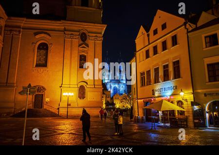 PRAG, TSCHECHISCHE REPUBLIK - 04. MÄRZ 2022: Nachtspaziergang in der Altstadt in den umliegenden mittelalterlichen Gebäuden, am 04. März in Prag, Tschechische Republik Stockfoto