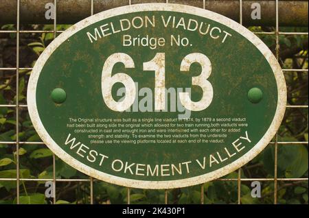 Nahaufnahme des Hinweisschildes des Meldon Viadukts, Eisenbahnbrücke Nr. 613, Devon, England, West Okement Valley Stockfoto