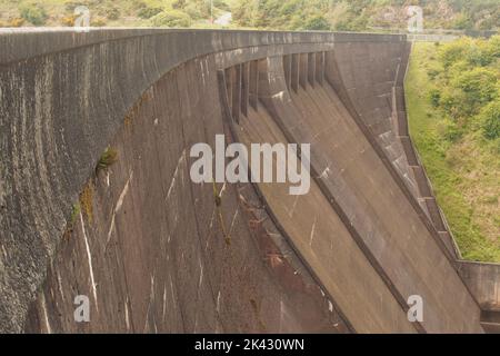 Ein Blick auf den Meldon Dam, Dartmoor, Devon, England, zeigt die steile, schräge Steinmauer, die das Wasser zurückhält und Stufen hinunter führt Stockfoto