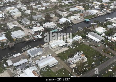 Fort Meyers, Usa. 29. September 2022. Eine US-Küstenwache (USCG) von der Air Station Miami, Florida, führt am Donnerstag, dem 29. September 2022, Überflüge in der Gegend von Fort Myers durch, nachdem der US-amerikanische Luftwaffenstützpunkt Ian den Flug aufgenommen hatte. Die Überflüge liefern den lokalen Notdiensten Informationen über Menschen in Not, den Umfang der Schäden durch den Hurrikan und die mögliche Verschmutzung. Foto von U.S.Coast Guard/UPI Credit: UPI/Alamy Live News Stockfoto