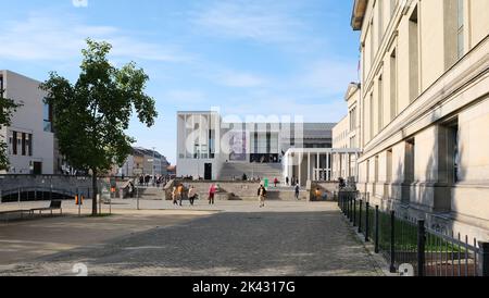 Berlin, 23. September 2022, Blick vom Lustgarten auf die James Simon Gallery Stockfoto