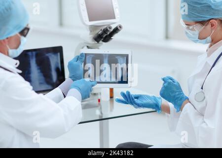 Nahaufnahme. Medizinische Kollegen mit einem digitalen Tablet im Labor . Stockfoto