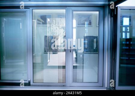 Stilvolles Fenster mit Zugang zur Terrasse. Stockfoto