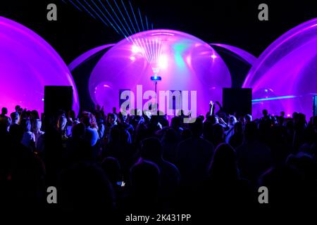 Ein männlicher DJ mischt Musik im Nachtclub Stockfoto