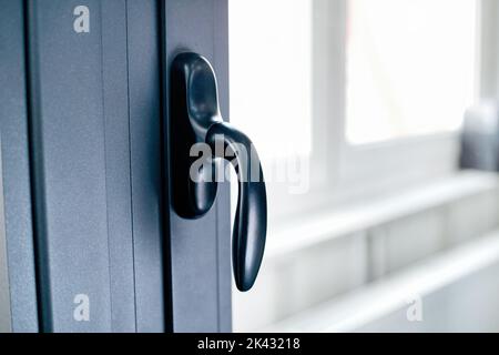 Nahaufnahme. chrome Griff auf dem Fensterrahmen. Stockfoto