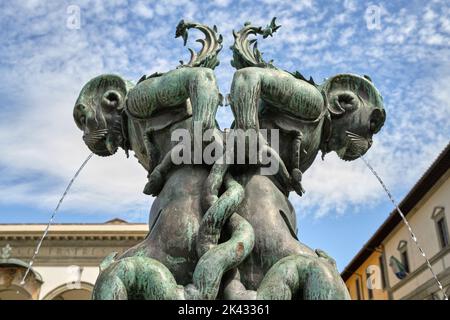 Bronzener Brunnen der Meeresmonster (Fontane dei Mostri Marini) von Pietro Tacca auf der Piazza Santissima Annunziata Florenz Italien Stockfoto