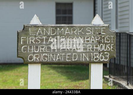 Holz geschnitztes Wahrzeichen Ortsschild für das erste Gebetshaus der Afrikanischen Baptistenkirche entstand im Jahr 1863. Stockfoto