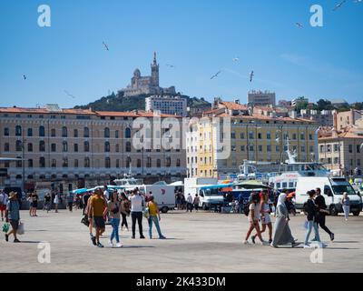 Marseille, Frankreich - Mai 15. 2022: Menschen, die am alten Hafen herumschlendern Stockfoto