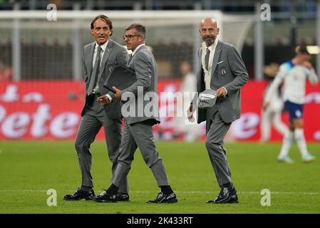 Italien-Cheftrainer Roberto Mancini (links) mit Assistenztrainer Alberico Evani (Mitte) und Trainerassistent Gianluca Vialli nach dem UEFA Nations League Group C Match im San Siro Stadium, Italien. Bilddatum: Freitag, 23. September 2022. Stockfoto