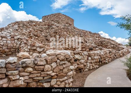 Blick auf das Tuzigoot National Monument von einem Gehweg neben der Struktur Stockfoto