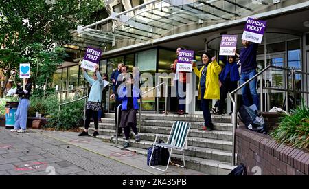 Unite Union auf Streikposten vor der University of Bristol, die höhere Gehälter für Mitarbeiter wünscht, Großbritannien Stockfoto