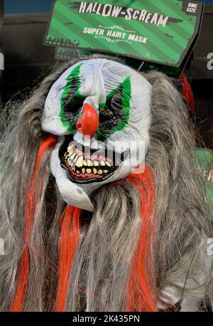 Halloween Kostüme für Kinder im Home Bargains Store, UK, Haunted House zum Verkauf Stockfoto