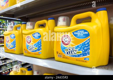 Mehrere Behälter mit Wasch- und Hammer-Waschmittel im Lebensmittelgeschäft Stockfoto