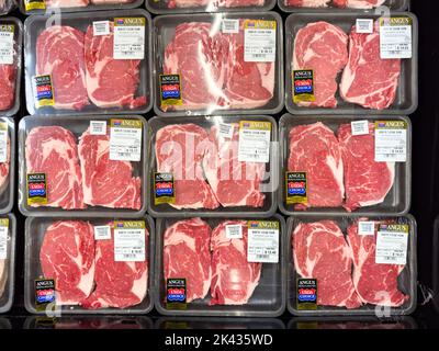 Frische leckere Premium-Choice-Roh-Rindersteaks, verpackt in Vakuum-Plastikverpackungen auf dem Markt oder im Geschäft Stockfoto