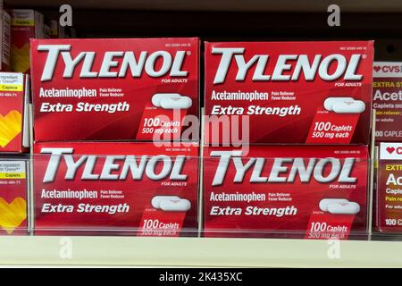 Boxen mit Tylenol Schmerzmittel in den Regalen in einer Apotheke Stockfoto