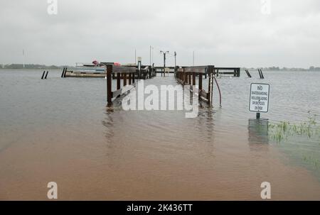 Winter Haven, Florida, USA. 29. September 2022. Ein Dock am Lake Eloise liegt im Orange Manor Trailer Park in Zentral-Florida unter Wasser, nachdem der See nach dem Unwetter des Unweters Ian in Wohngebiete verschüttet wurde. (Bild: © Dominic Gwinn/ZUMA Press Wire) Stockfoto