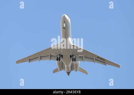 ISTANBUL, TÜRKEI - 19. FEBRUAR 2022: AH Aviation Bombardier Global 6000 (9525) landet auf dem Flughafen Istanbul Atatürk Stockfoto