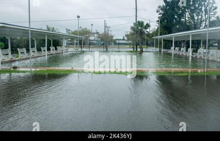 Winter Haven, Florida, USA. 29. September 2022. Im Orange Manor Trailer Park in Zentral-Florida befindet sich ein Tennisplatz unter Wasser, nachdem der Lake Eloise nach dem Unwetter des Unweters Ian in Wohngebiete verschüttet wurde. (Bild: © Dominic Gwinn/ZUMA Press Wire) Stockfoto