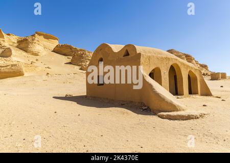 Wadi al Hitan, Faiyum, Ägypten. Ein kleines Gebäude an der paläontologischen Stätte Wadi el-Hitan. Stockfoto