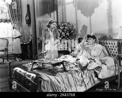 JOAN FONTAINE und FLORENCE BATES als Mrs. Van Hopper in REBECCA 1940 Regisseur ALFRED HITCHCOCK Roman Daphne Du Maurier Produzent David O. Selznick Selznick International Picters / United Artists Stockfoto