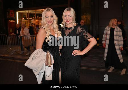 London, Großbritannien, 29/09/2022, Hayley Palmer und Larissa Eddie Arriver im Moulin Rouge! Die musikalische Gala zugunsten des Teenage Cancer Trust im Piccadilly Theatre, London, Großbritannien. - Donnerstag, 29. September Stockfoto