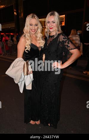 London, Großbritannien, 29/09/2022, Hayley Palmer und Larissa Eddie Arriver im Moulin Rouge! Die musikalische Gala zugunsten des Teenage Cancer Trust im Piccadilly Theatre, London, Großbritannien. - Donnerstag, 29. September Stockfoto