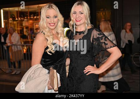 London, Großbritannien, 29/09/2022, Hayley Palmer und Larissa Eddie Arriver im Moulin Rouge! Die musikalische Gala zugunsten des Teenage Cancer Trust im Piccadilly Theatre, London, Großbritannien. - Donnerstag, 29. September Stockfoto