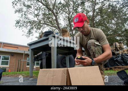 Bradenton, Florida, USA. 29. September 2022. Mitglieder der 202. Rapid Engineer Deployable Heavy Operational Repair Squadron Engineers (RED HORSE) der Florida Air National Guard fahren südlich von Bradenton, Florida, um Trümmer von den Straßen in den Grafschaften Manatee, Charolette, und Lee zu entfernen, 29. September 2022. Das 202. RED HORSE Squadron, stationiert in Camp Blanding, Florida, ist ein spezialisiertes, hochmobiles Tiefbauteam, bestehend aus Florida Air National Guardsmen, das schnelle Reaktionsmöglichkeiten für mehrere weltweite Eventualitäten und Operationen bietet. (Bild: © U.S. National Gua Stockfoto