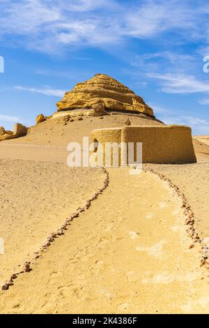 Wadi al Hitan, Faiyum, Ägypten. Kleines Gebäude entlang des Interpretationsweges an der paläontologischen Stätte Wadi el-Hitan. Stockfoto