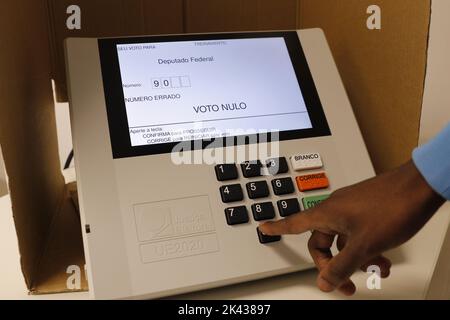 Elektronische Urnen-Wahlurne. Wahlen in Brasilien. Digitale Abstimmvorrichtung Abstimmkabine. Wahljustizsystem, Modell UE2020, Präsidentschaftswahlen 2022 Stockfoto