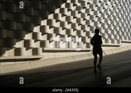 Izmir, Türkei - 11. September 2022: Silhouette einer Lauffrau, die zum 100.. Jahrestag der Befreiung Izmirs in der Türkei in Izmir läuft. Stockfoto