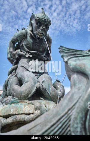 Bronzener Brunnen der Meeresmonster (Fontane dei Mostri Marini) von Pietro Tacca auf der Piazza Santissima Annunziata Florenz Italien Stockfoto