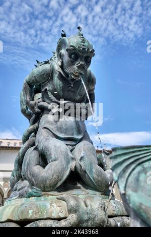 Bronzener Brunnen der Meeresmonster (Fontane dei Mostri Marini) von Pietro Tacca auf der Piazza Santissima Annunziata Florenz Italien Stockfoto