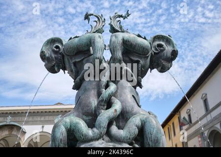 Bronzener Brunnen der Meeresmonster (Fontane dei Mostri Marini) von Pietro Tacca auf der Piazza Santissima Annunziata Florenz Italien Stockfoto