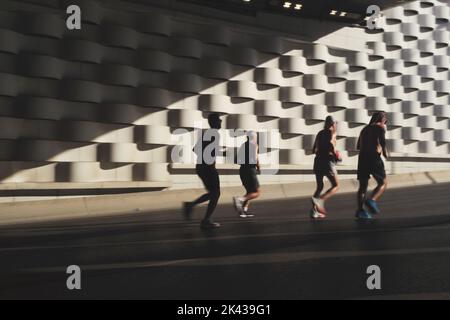 Izmir, Türkei - 11. September 2022: Silhouette eines Laufwettbewerbers, der zum 100.. Jahrestag der Befreiung Izmirs in Izmir Turke läuft Stockfoto