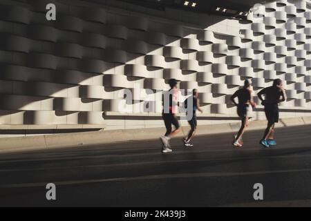 Izmir, Türkei - 11. September 2022: Silhouette eines Laufwettbewerbers, der zum 100.. Jahrestag der Befreiung Izmirs in Izmir Turke läuft Stockfoto