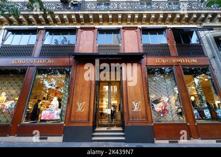 Louis Vuitton ist ein berühmter Lederwarenladen, der sich vor der Kirche Saint Germain des Pres in Paris, Frankreich, befindet. Stockfoto