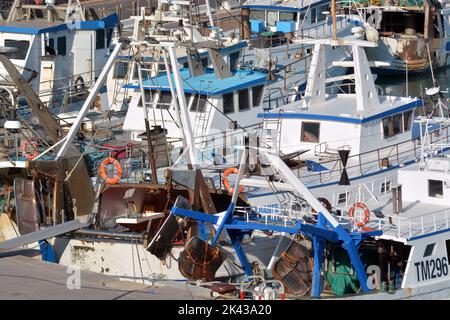 Termoli, Molise, Italien -08-29-2022- der alte Hafen mit Fischerbooten, die am Pier ankern. Stockfoto