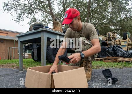 Bradenton, Florida, USA. 29. September 2022. Mitglieder der 202. Rapid Engineer Deployable Heavy Operational Repair Squadron Engineers (RED HORSE) der Florida Air National Guard fahren südlich von Bradenton, Florida, um Trümmer von den Straßen in den Grafschaften Manatee, Charolette, und Lee zu entfernen, 29. September 2022. Das 202. RED HORSE Squadron, stationiert in Camp Blanding, Florida, ist ein spezialisiertes, hochmobiles Tiefbauteam, bestehend aus Florida Air National Guardsmen, das schnelle Reaktionsmöglichkeiten für mehrere weltweite Eventualitäten und Operationen bietet. (Bild: © U.S. National Guar Stockfoto