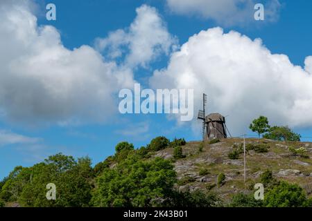 Schwedische Landschaft mit Ruine der hölzernen Windmühle Stockfoto