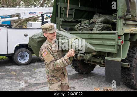 Bradenton, Florida, USA. 29. September 2022. Mitglieder des ADA-Regiments 3-265, Florida Army National Guard, bereiten sich darauf vor, auf den Ungemach Ian in Bradenton, Florida, am 29. September 2022 zu reagieren. Quelle: U.S. Air National Guard/ZUMA Press Wire Service/ZUMAPRESS.com/Alamy Live News Stockfoto