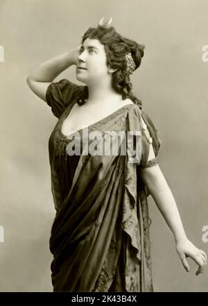 1895 Ca , Paris , FRANKREICH : die berühmte französische Opernsängerin LOUISE GRANDJEAN ( 1870 - 1934 ) . Opernsopran, die besonders für ihre Darstellungen von Richard Wagner und Giuseppe Verdi-Heldinnen bewundert wurde. Ihre Karriere begann sie 1894 in Paris, wo sie bis 1911 eine beliebte und aktive Sängerin wurde. Auch in der ersten Dekade des 20. Jahrhunderts trat sie regelmäßig mit großem Erfolg in Deutschland auf. Foto von Paul Boyer, Paris. - BELLE EPOQUE - OPERA LIRICA - DIVA - DIVINA - OPERA LIRICA - CANTANTE - '800 - 800 'S --- ARCHIVIO GBB Stockfoto