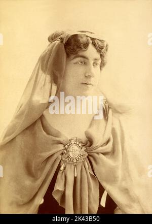 1895 Ca , Paris , FRANKREICH : die berühmte französische Opernsängerin LOUISE GRANDJEAN ( 1870 - 1934 ) . Opernsopran, die besonders für ihre Darstellungen von Richard Wagner und Giuseppe Verdi-Heldinnen bewundert wurde. Ihre Karriere begann sie 1894 in Paris, wo sie bis 1911 eine beliebte und aktive Sängerin wurde. Auch in der ersten Dekade des 20. Jahrhunderts trat sie regelmäßig mit großem Erfolg in Deutschland auf. Foto von Reutlinger , Paris . - BELLE EPOQUE - OPERA LIRICA - DIVA - DIVINA - OPERA LIRICA - CANTANTE - '800 - 800 'S --- ARCHIVIO GBB Stockfoto