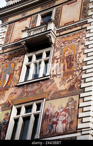 Italienisches Renaissance-Wiehl-Haus in Prag, Tschechische Republik, gemalt im Neorenaissance-Sgraffito. Stockfoto