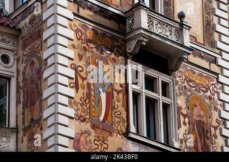 Italienisches Renaissance-Wiehl-Haus in Prag, Tschechische Republik, gemalt im Neorenaissance-Sgraffito. Stockfoto