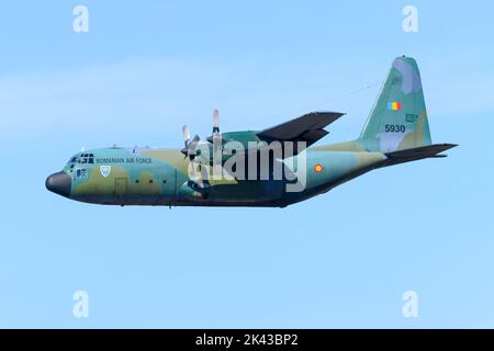 Rumänien - Flugzeug der Luftwaffe Antonov C-130 Hercules am Flughafen Bukarest. Militärflugzeug der rumänischen Luftwaffe C-130B, auch bekannt als C130. Stockfoto