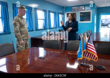 Panmunjom, Südkorea. 29. September 2022. Die US-Vizepräsidentin Kamala Harris besucht das Waffenstillstandsdorf während eines Besuchs in der entmilitarisierten Zone am 29. September 2022 in Panmunjom, Südkorea. Kredit: Lawrence Jackson/Weißes Haus Foto/Alamy Live Nachrichten Stockfoto