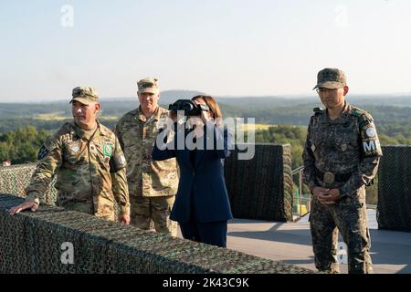 Panmunjom, Südkorea. 29. September 2022. Die US-Vizepräsidentin Kamala Harris blickt beim Besuch der entmilitarisierten Zone am 29. September 2022 in Panmunjom, Südkorea, durch ein Fernglas nach Nordkorea. Kredit: Lawrence Jackson/Weißes Haus Foto/Alamy Live Nachrichten Stockfoto