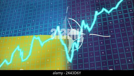 Bild des Inflationstextes und der Datenverarbeitung über Flaggen der ukraine und der nato Stockfoto