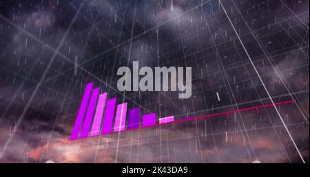 Bild der statistischen Datenverarbeitung bei Gewitter und Regen, die gegen dunkle Wolken fallen Stockfoto